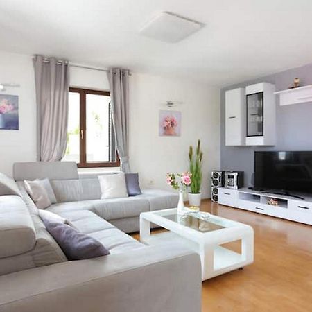 Holiday Home Mons Aureus Gornje Sitno Экстерьер фото